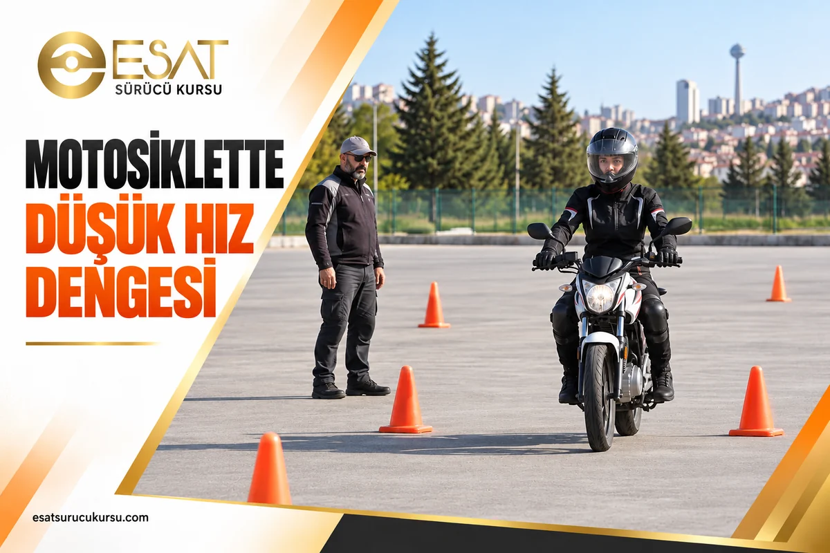 Kapalı eğitim alanında motosiklette düşük hız dengesi çalışan koruyucu ekipmanlı aday
