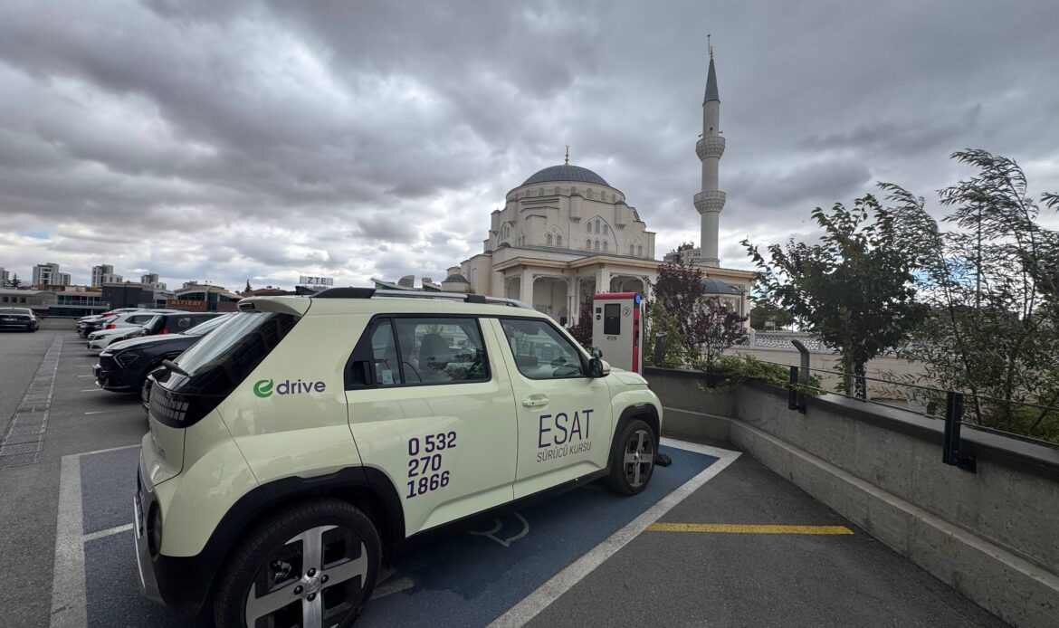 Esat Sürücü Kursu Hyundai INSTER elektrikli eğitim aracı şarj alanında