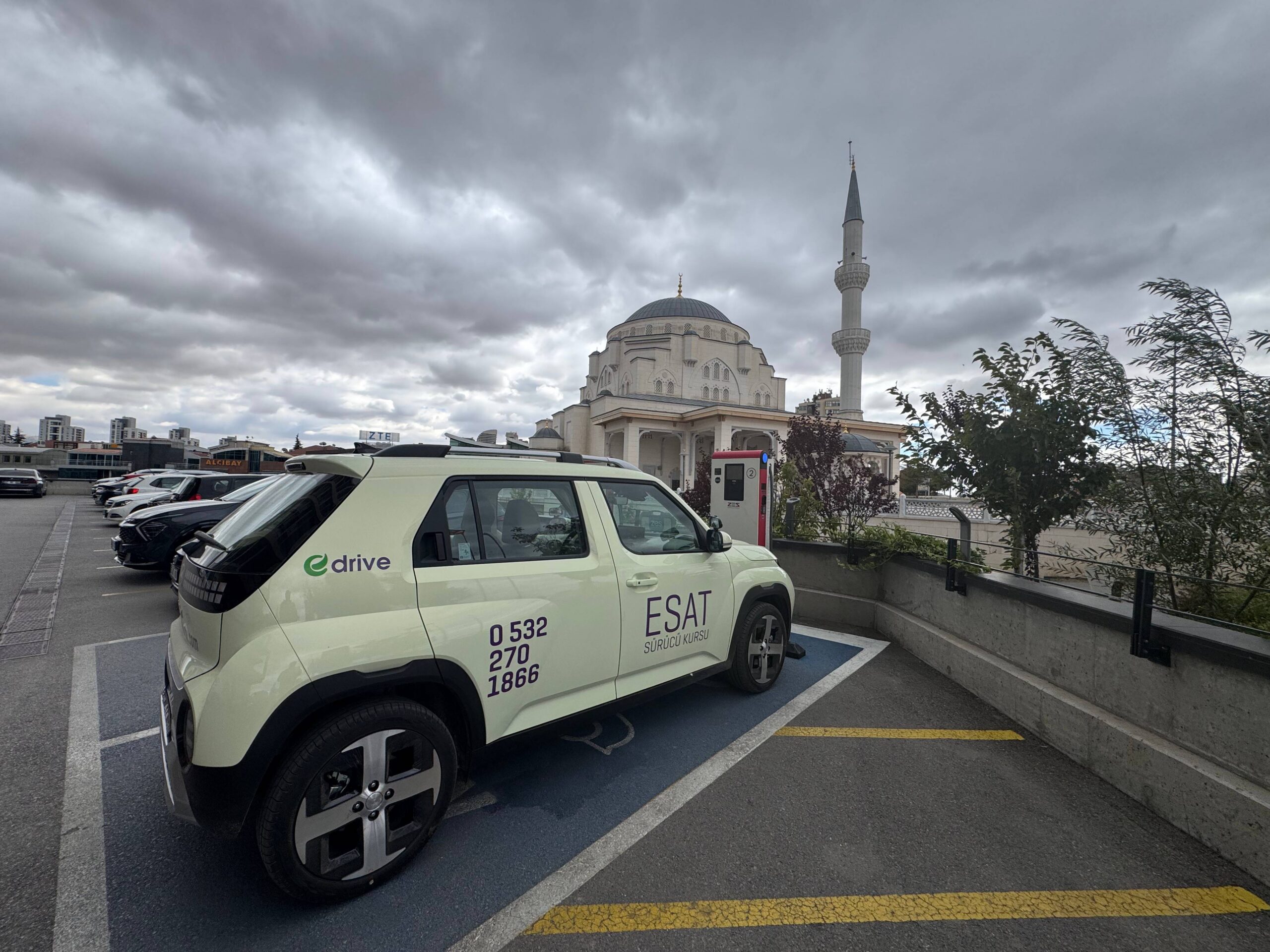 Esat Sürücü Kursu Hyundai INSTER elektrikli eğitim aracı şarj alanında
