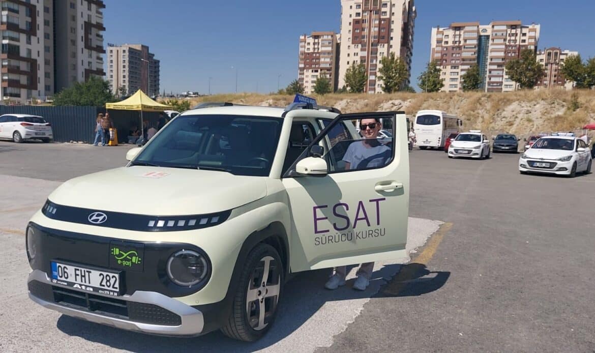 Esat Sürücü Kursu Hyundai INSTER eğitim aracı parkurda