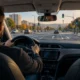 Ankara’da kavşağa yaklaşan otomobilden şerit okları ve trafik ışıklarının temsili görünümü