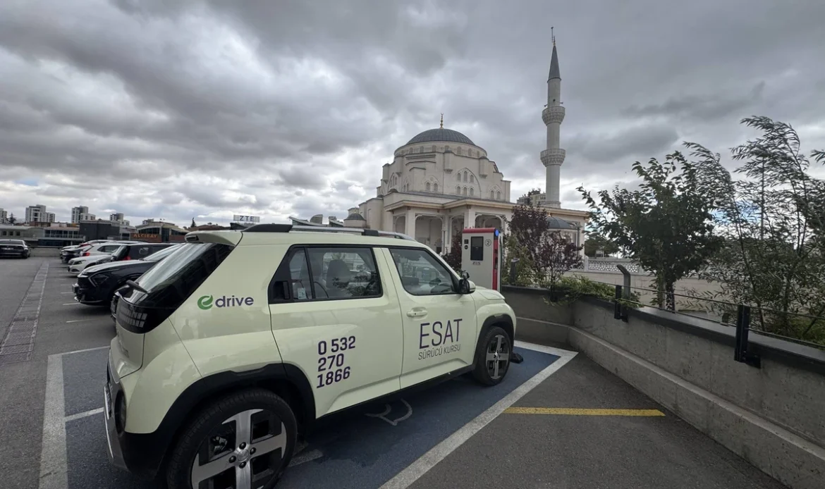 Ankara’da bulutlu havada park alanındaki Esat Sürücü Kursu Hyundai INSTER eğitim aracı