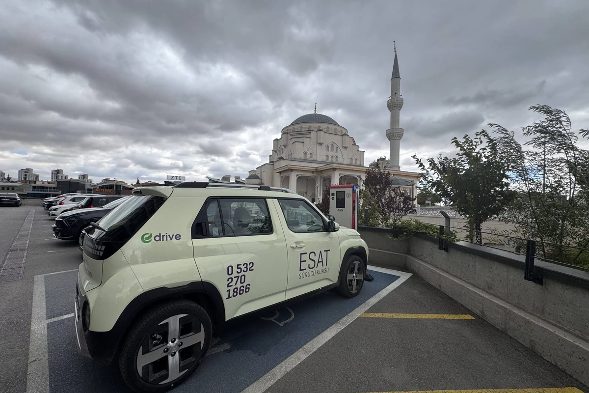 Ankara’da bulutlu havada park alanındaki Esat Sürücü Kursu Hyundai INSTER eğitim aracı