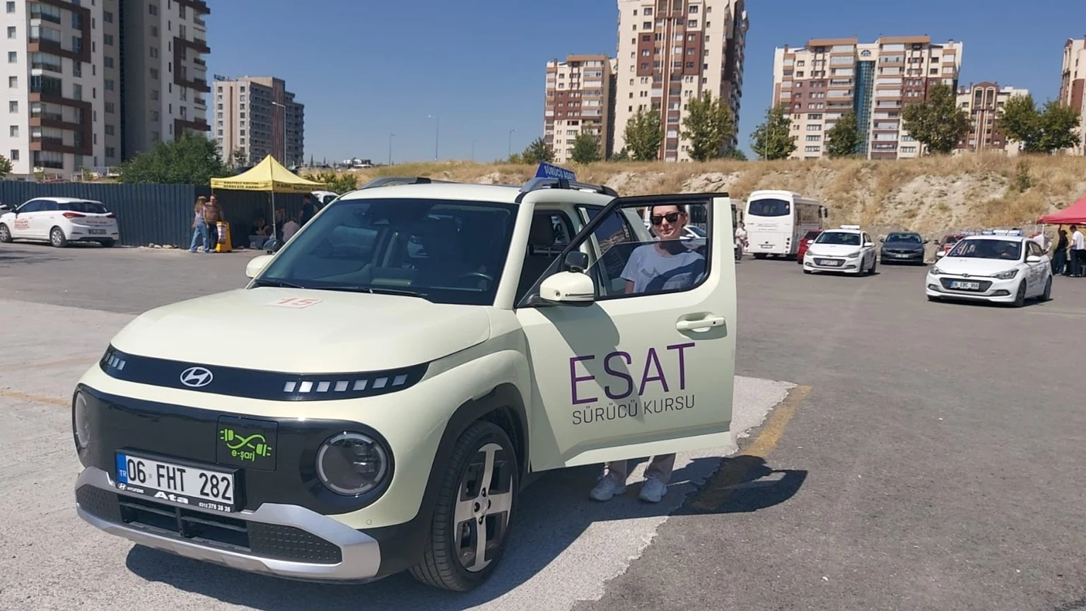 Eğitim alanındaki Esat Hyundai INSTER aracı ve aracın yanında duran yetişkin; özgün arşiv fotoğrafı