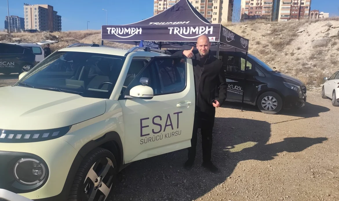 Esat Hyundai INSTER eğitim aracının yanında duran yetişkin; özgün Esat arşiv fotoğrafı