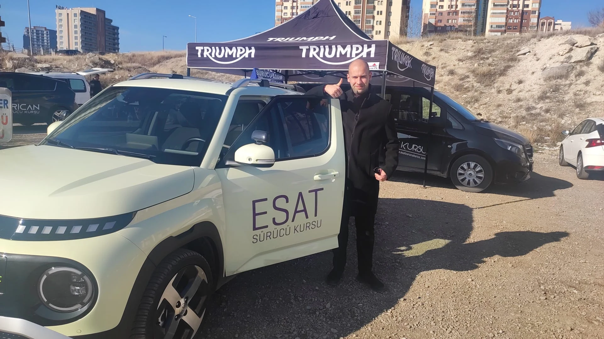 Esat Hyundai INSTER eğitim aracının yanında duran yetişkin; özgün Esat arşiv fotoğrafı