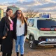 Esat Hyundai INSTER aracının yanında duran iki yetişkin kadın; arşivden ışık ve renk düzenlemesi yapılmış fotoğraf