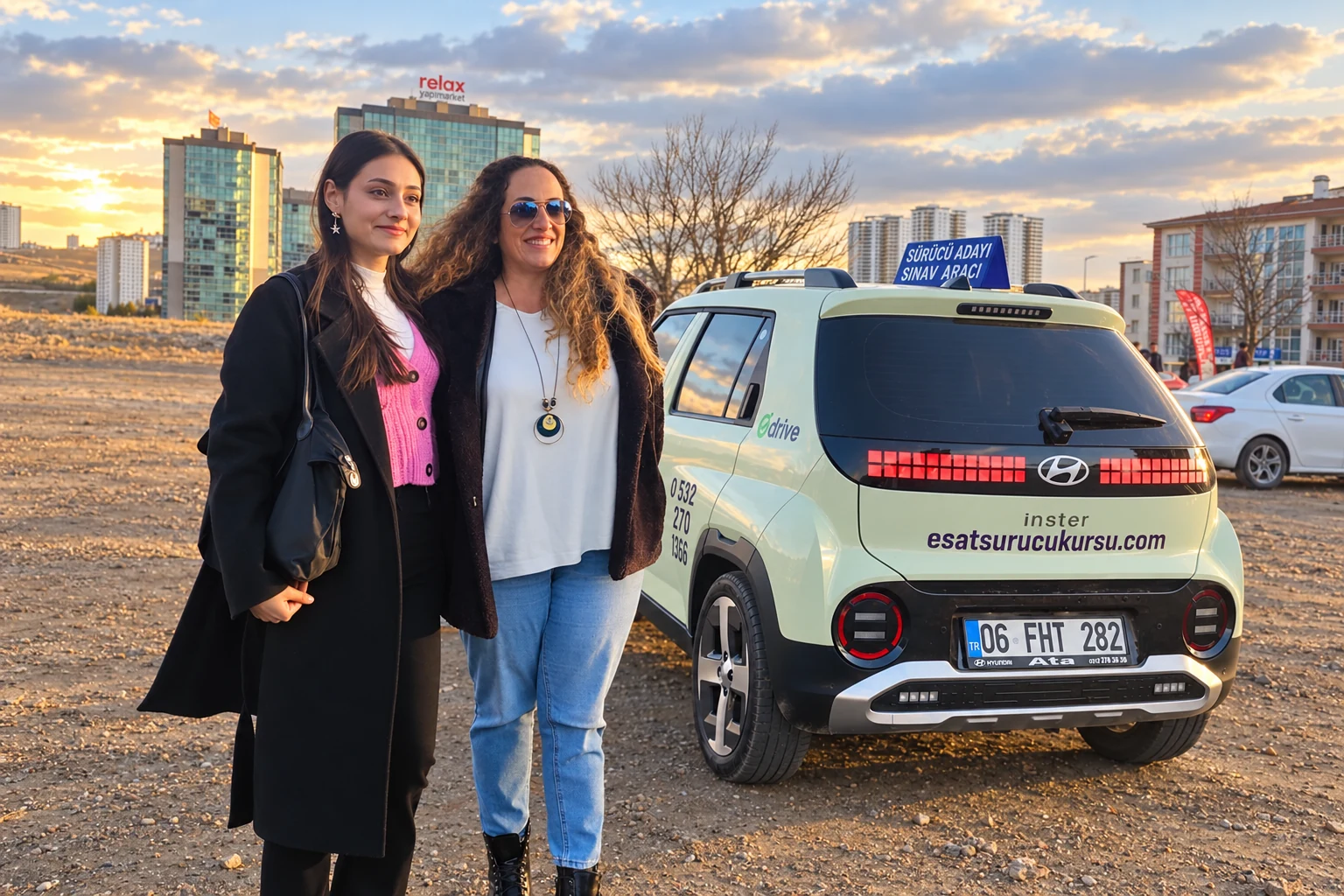 Esat Hyundai INSTER aracının yanında duran iki yetişkin kadın; arşivden ışık ve renk düzenlemesi yapılmış fotoğraf