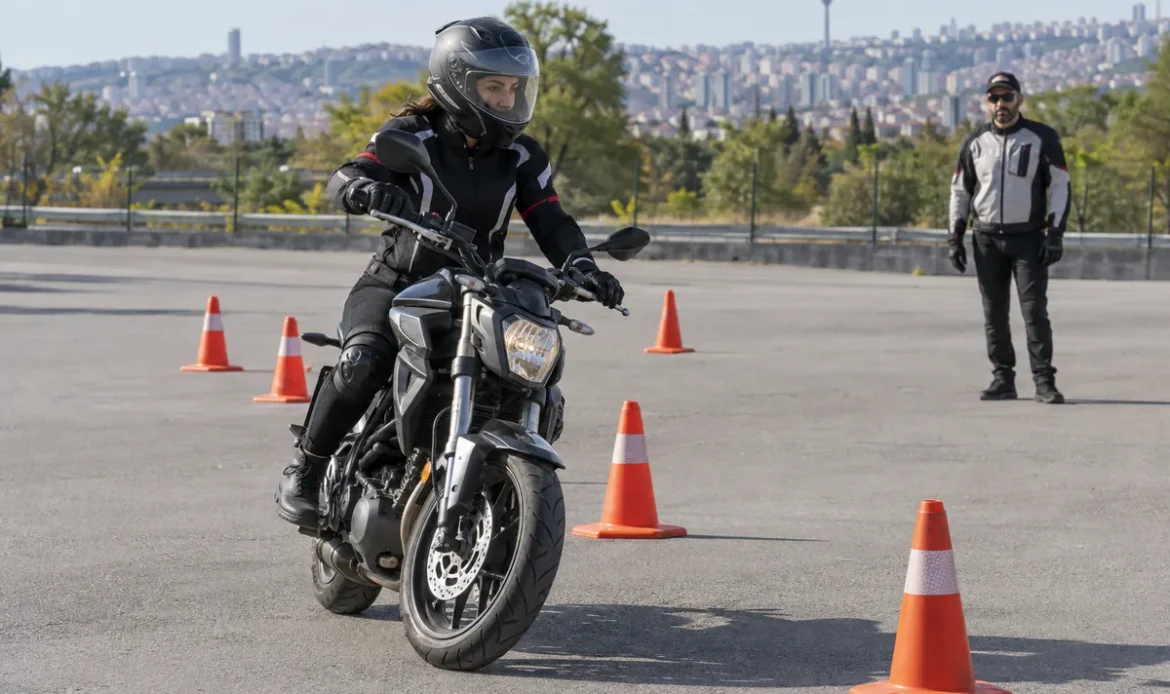 Kapalı eğitim alanında koruyucu ekipmanla düşük hız denge çalışması yapan motosiklet sürücüsü, temsili görsel