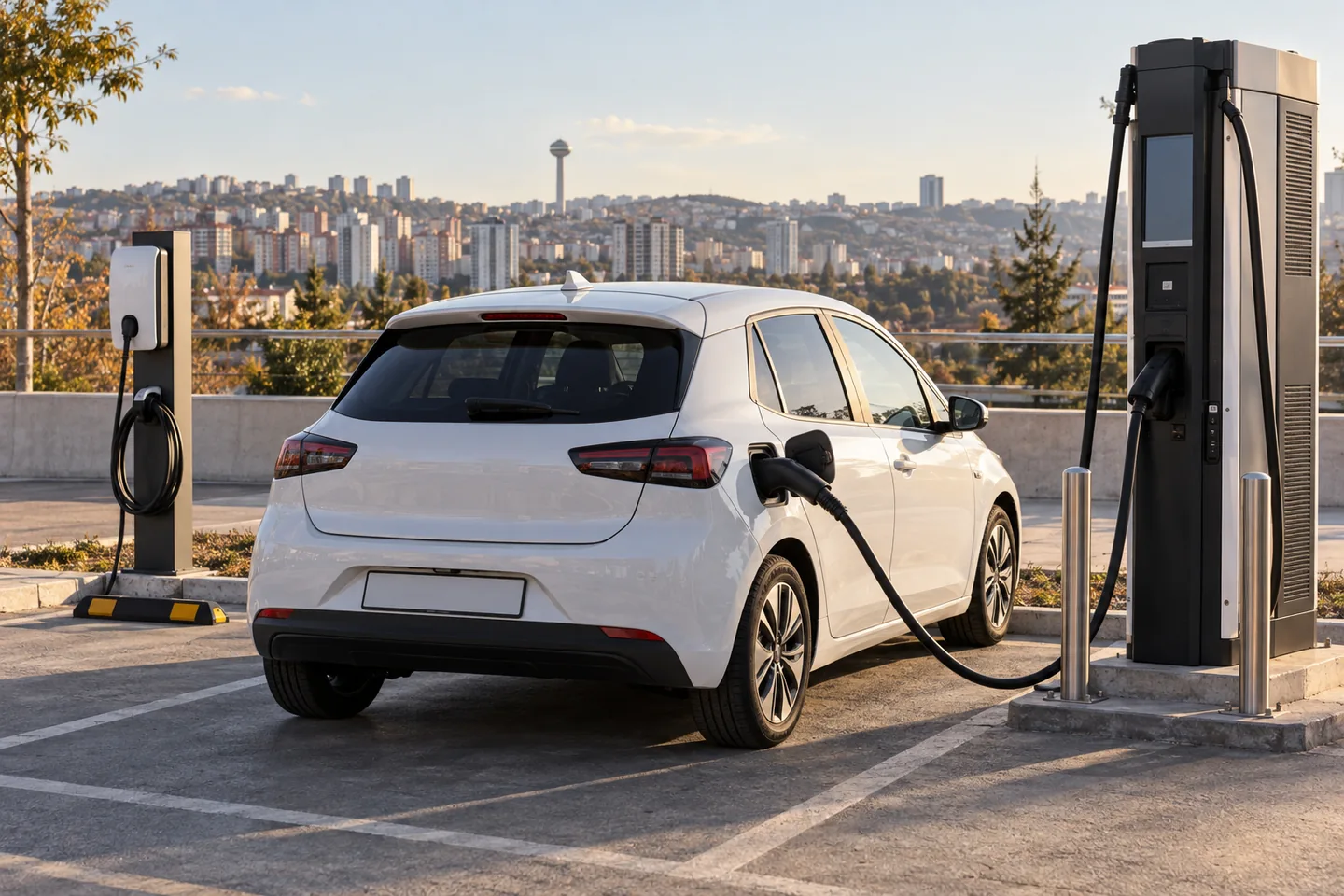 Ankara Çankaya’da AC ve DC şarj ünitelerinin yanında şarj edilen beyaz elektrikli araç