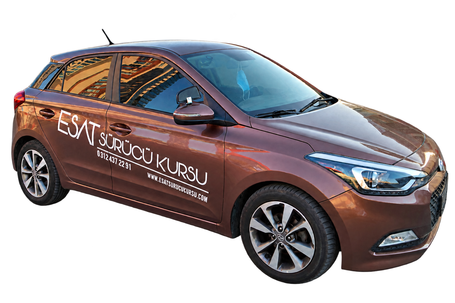 ESAT Sürücü Kursu Hyundai i20 eğitim aracı, kapısında kurs logosu
