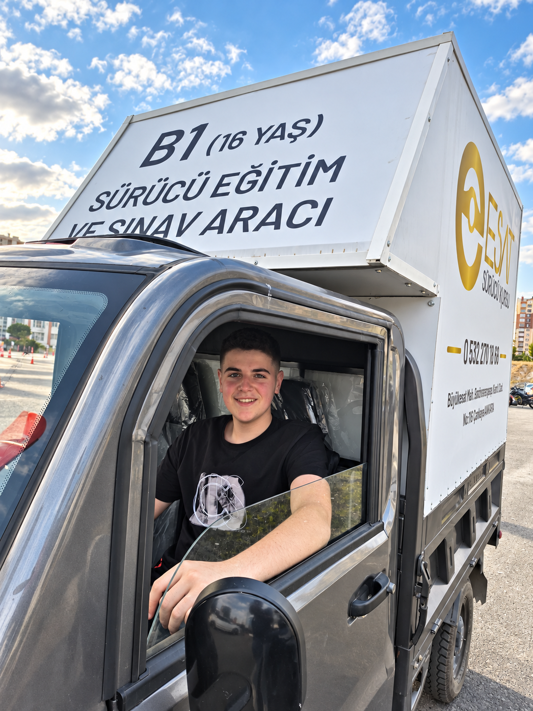 Ankara Çankaya Esat Sürücü Kursu B1 eğitim ve sınav aracı ile sürücü
