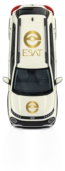 Üstten görünüm, tavanında ve kaputunda Esat logosu bulunan Hyundai INSTER eğitim aracı