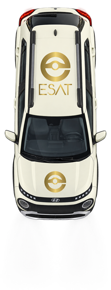 Üstten görünüm, tavanında ve kaputunda Esat logosu bulunan Hyundai INSTER eğitim aracı