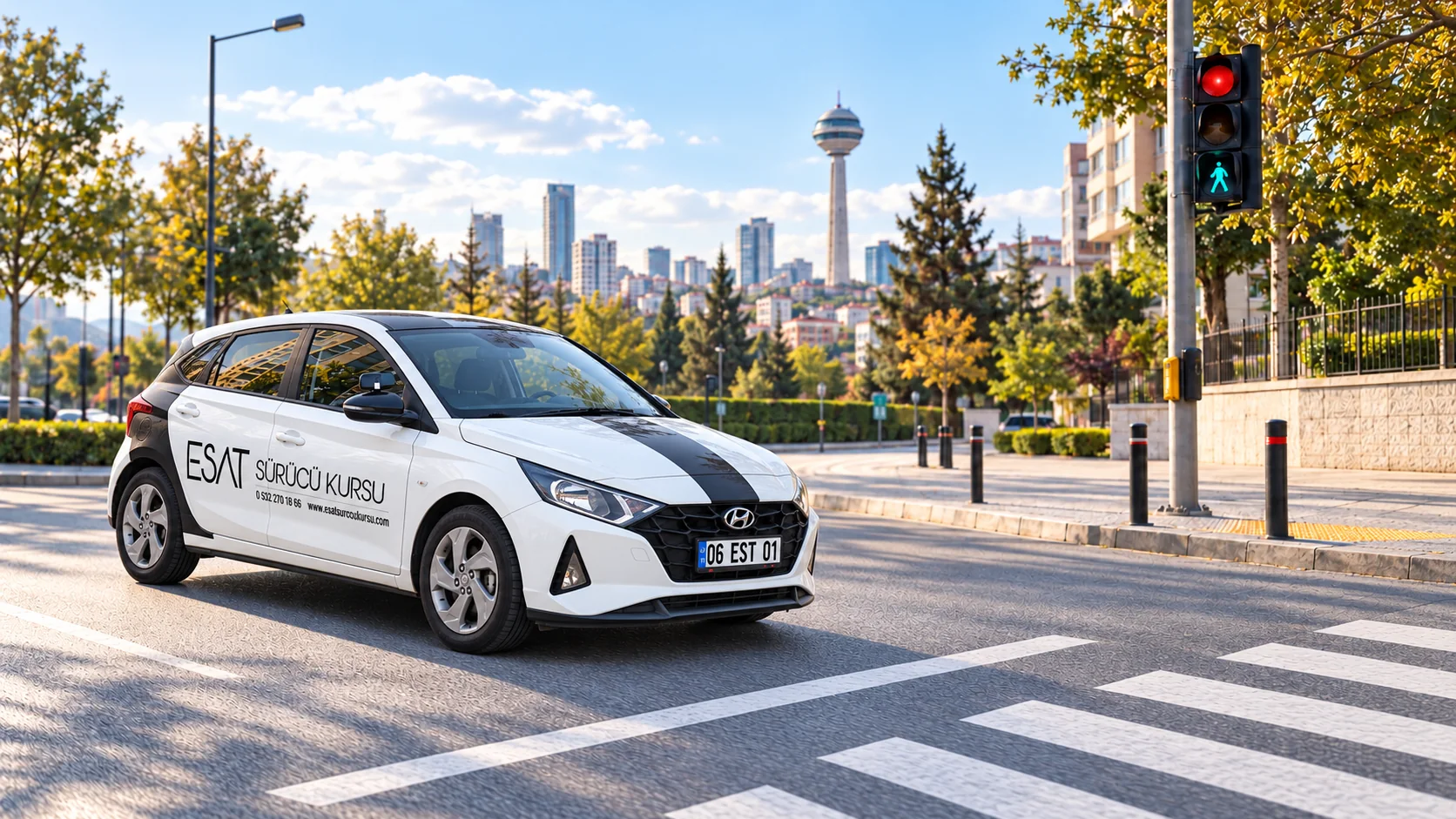 Ankara Çankaya yaya geçidi önünde güvenli duruş yapan Esat Sürücü Kursu 2024 model beyaz manuel Hyundai i20 eğitim aracı, 06 EST 01; temsili görsel