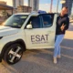 Çankaya’da navigasyonla ilk sürüş için Esat Sürücü Kursu eğitim aracının yanında duran yetişkin.