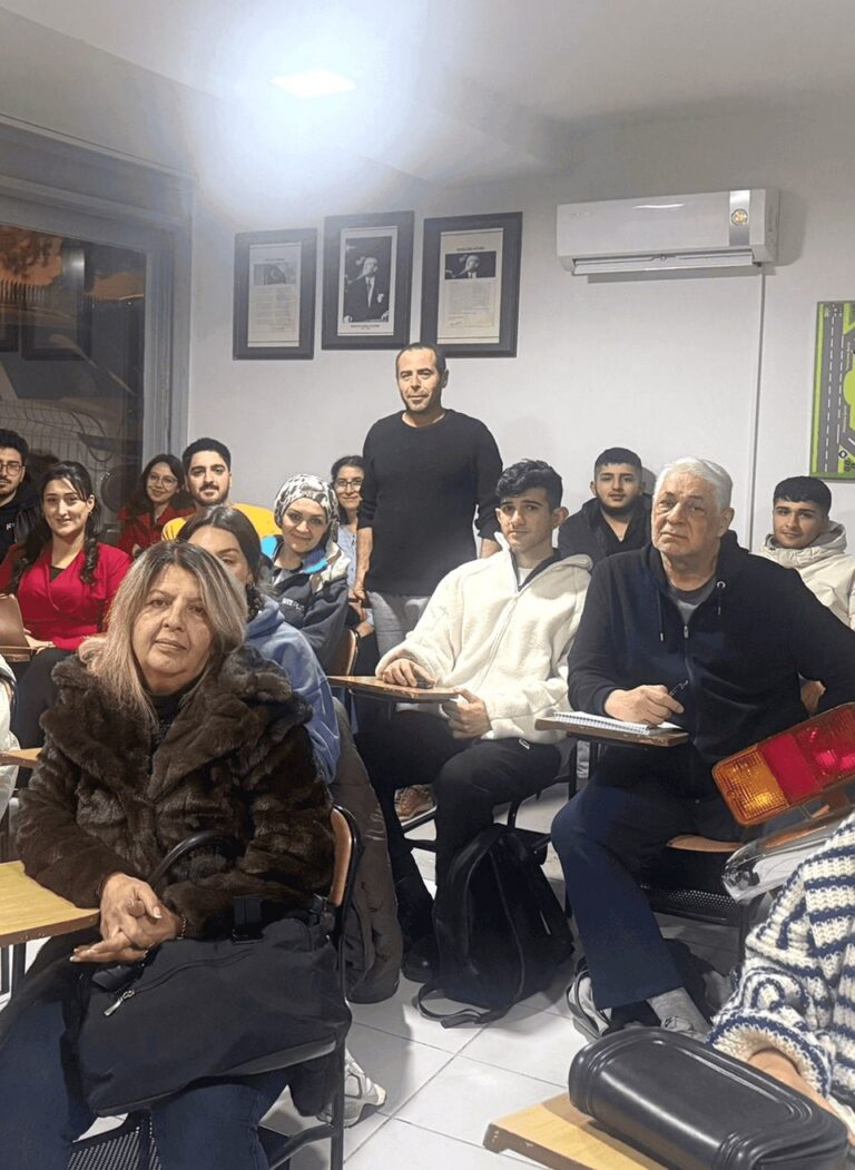 Esat Sürücü Kursu teorik eğitim sınıfındaki kursiyerler ve eğitmen