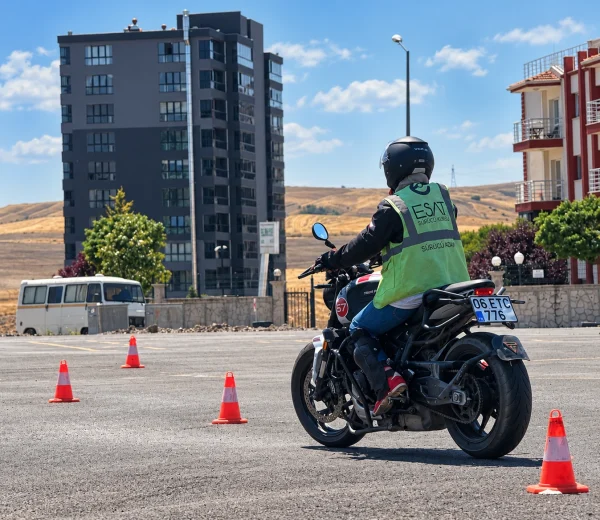 Esat Sürücü Kursu A2 motosiklet eğitim parkurunda kasklı sürücü adayı