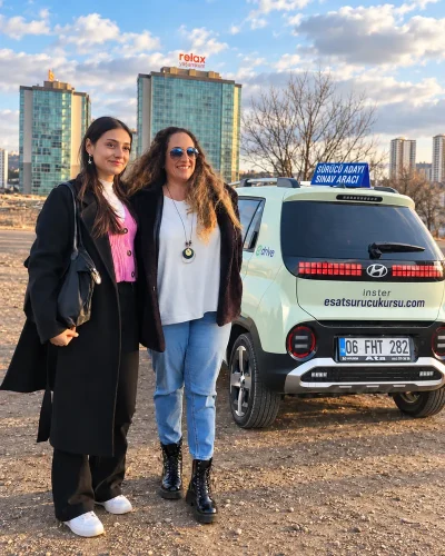 Esat Sürücü Kursu ekibi, Hyundai INSTER eğitim aracının yanında